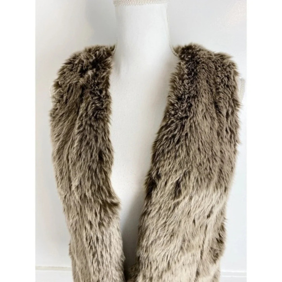 Madewell • Vegan Faux Fur Brown Vest - Picture 3 of 6